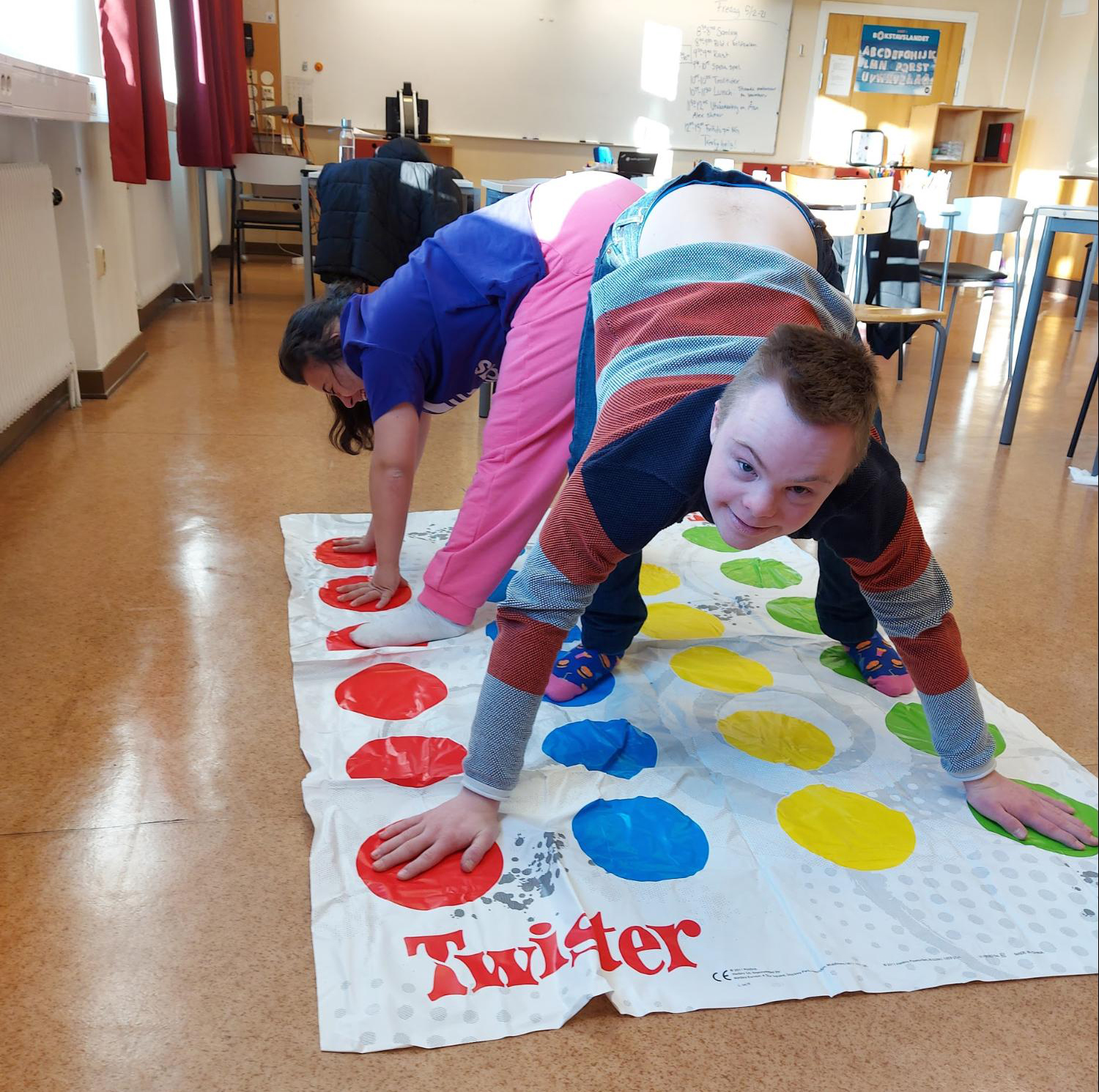 Två elever som spelar Twister