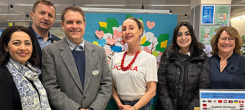 Gruppbild med ambassaden-1000x450.jpg