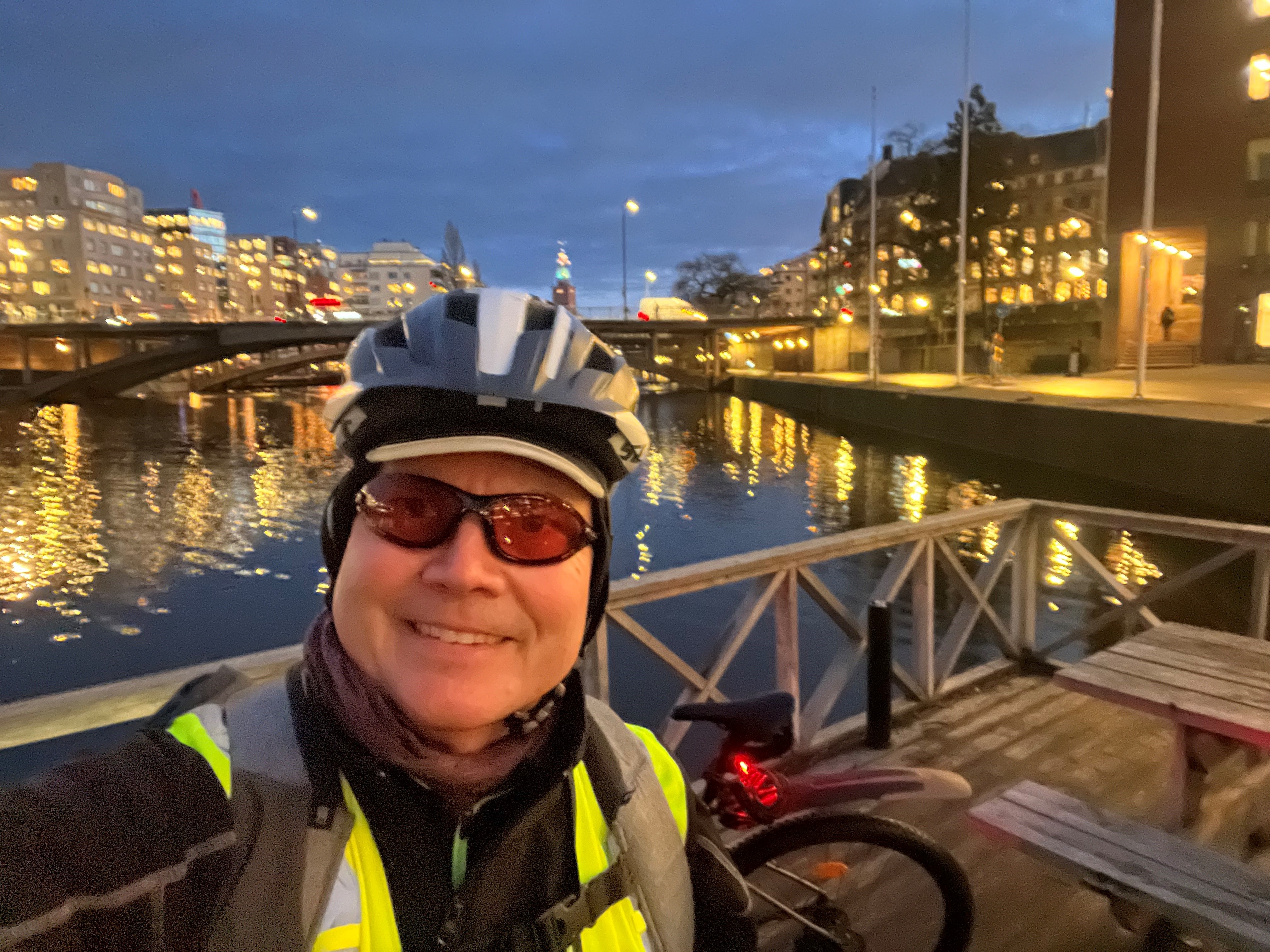 Jonas Warne med sin cykel i Hammarby Sjöstad