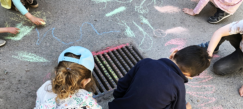 Barn ritar på marken