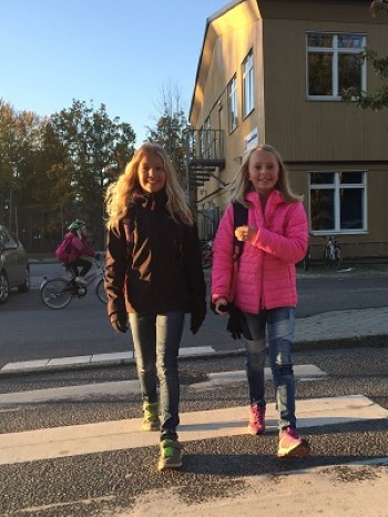 Alva och Alma var med och tyckte till om trafiken runt Johannes Petri skola.