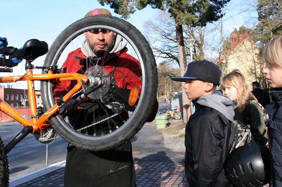 Bild på cykelreparatör vid Järla skola