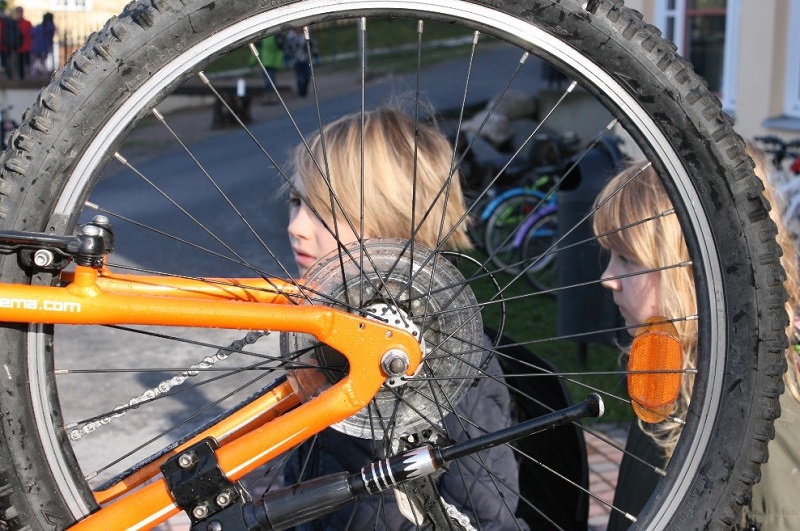 Bild på cykelreparatör vid Järla skola