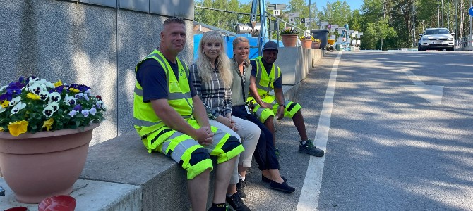 service- och kundbemötandedirektör Annmarie Palm, avfallsplanerare Maria Campbell och arbetsledare Sireh Yaya Jallow och hans kollega Joakim Sandén