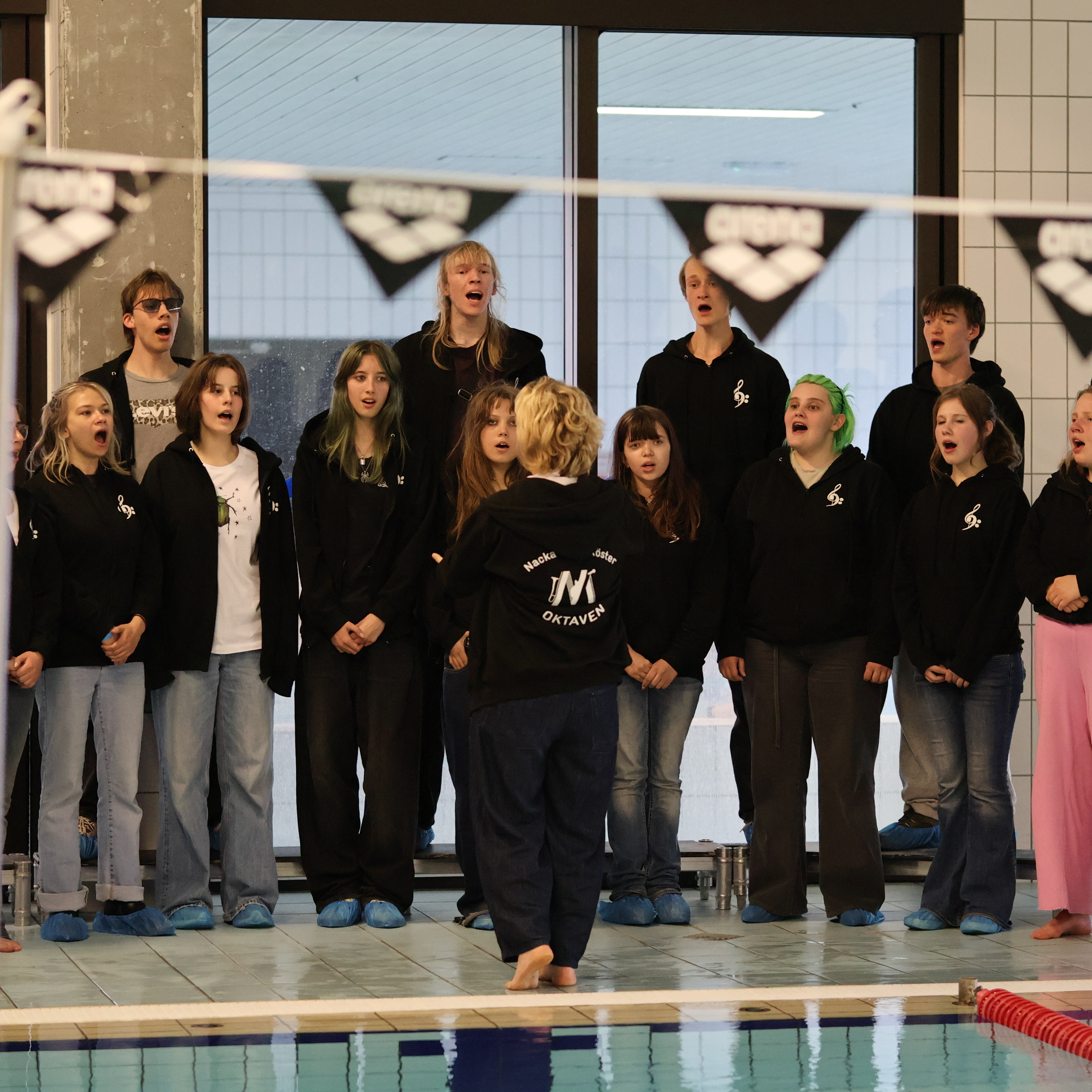 NUR Island sjunger i simhall.jpg