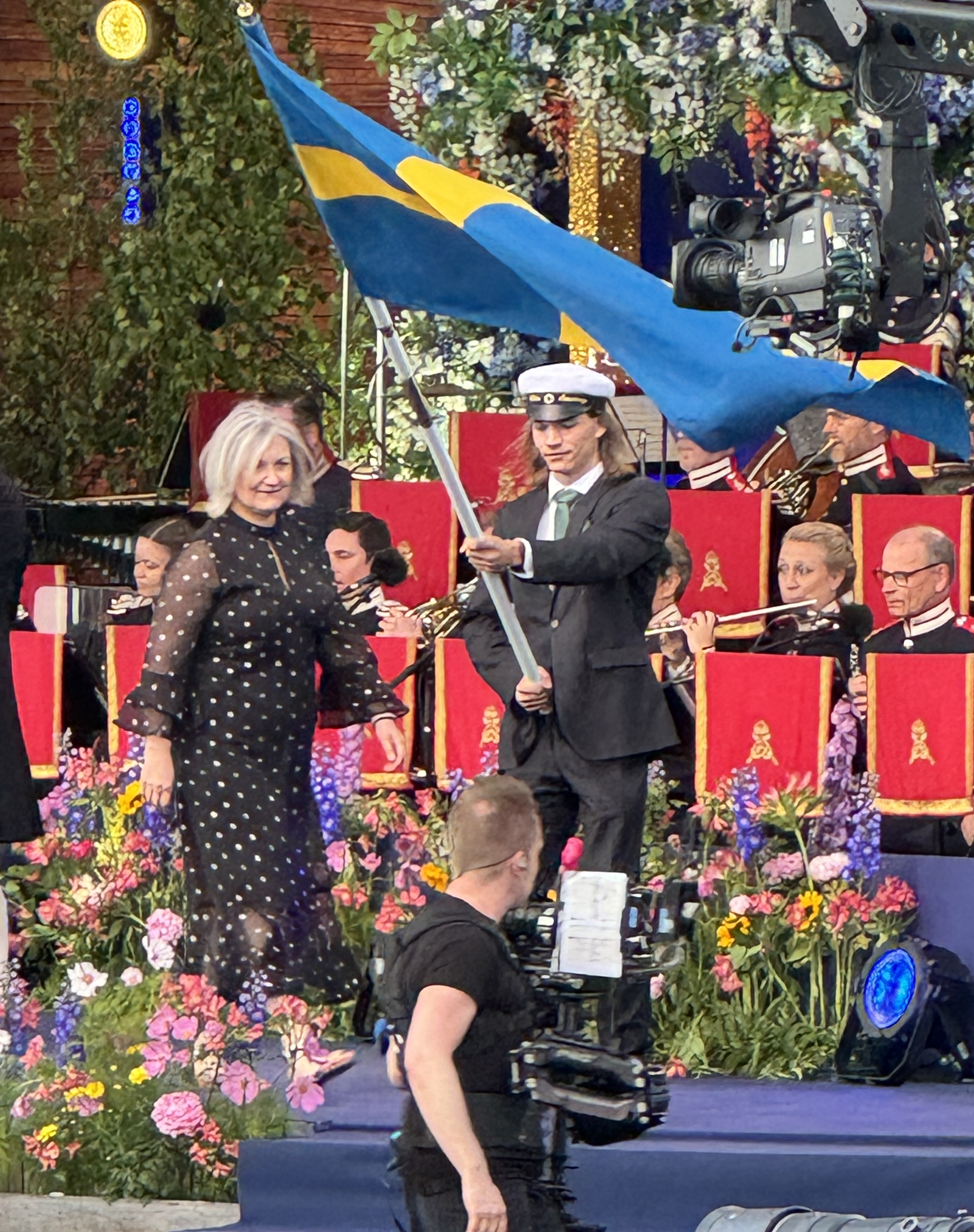 Felix och Vesna på väg ner från scenen.jpg