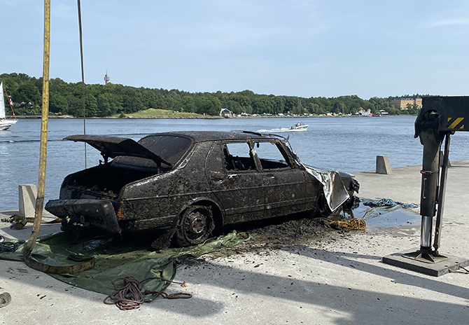 Rostig bil på kajen i Finnboda