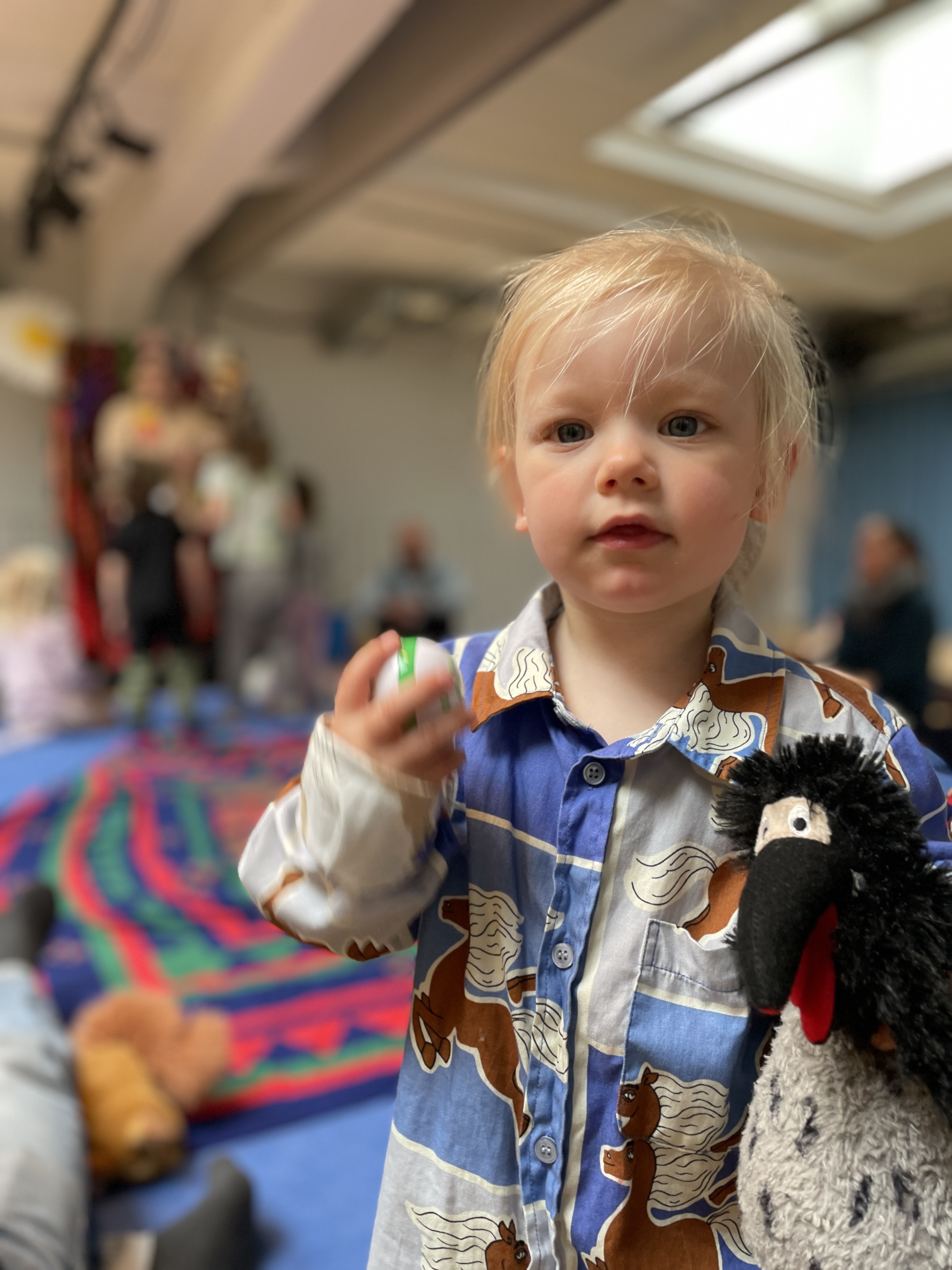 Barn med gosedjur och rytmägg. Foto Annica Roos