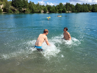 Badande på Nyckelvikens sommarkollo