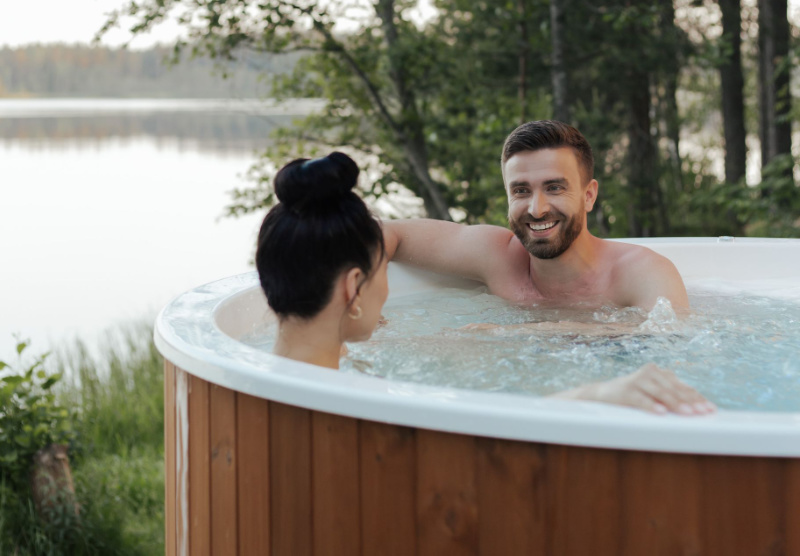 två personer i badtunna
