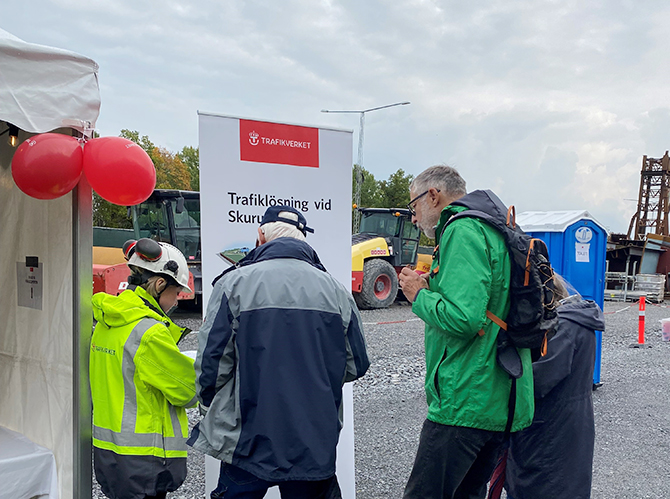 Trafikverkets öppet hus Skurubron för närboende. Besökare ställer frågor till Åse Wallin, projektledare Trafikverket