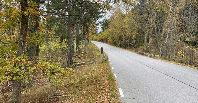 Bild som visar en del av Saltsjöbadsvägen som kommer att få gångbana och belysning.