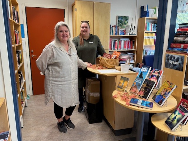 Biblioteket hög 2.jpg