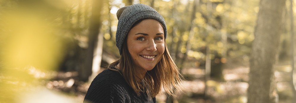 kvinna i skog 1000x350.jpg