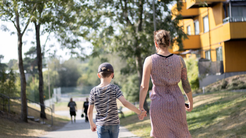 promenerande människor i Orminge