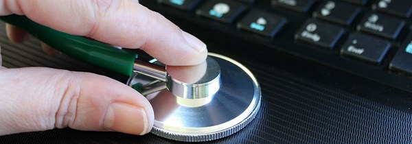 stetoskop som används mot en dator