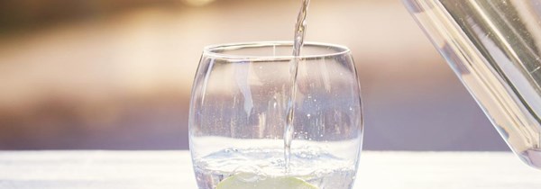 vattenkanna och glas