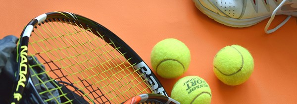 Tennisracket och tennisbollar