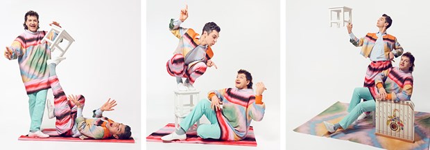 Två skådespelare i färgglada kläder som poserar med en pall.