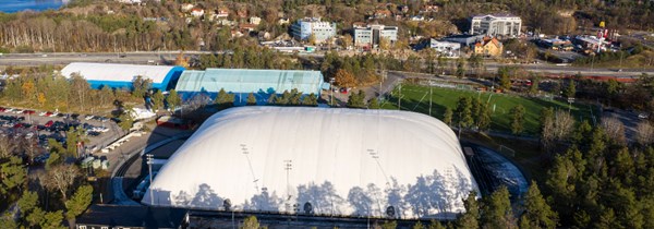 Drönarbild över fotbollstältet på Järlahöjden