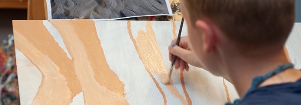 Barn som målar med pensel