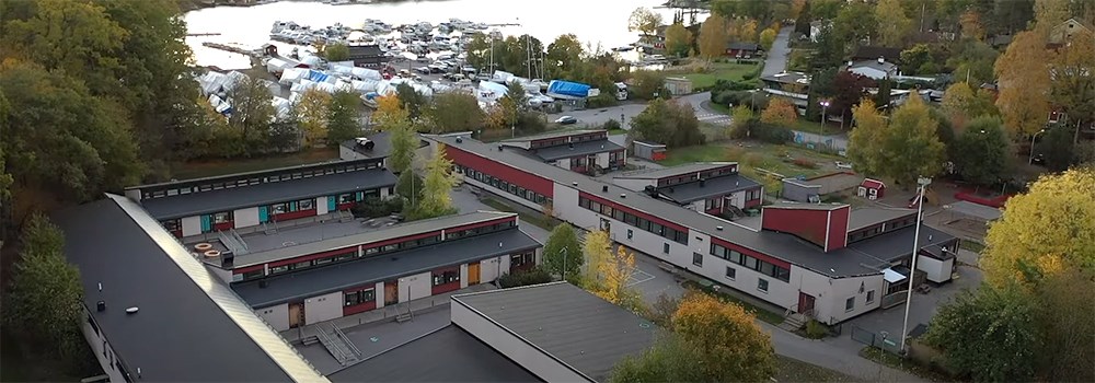 Flygfoto på fastigheter i ett plan.