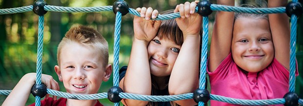 Barn som klättrar i utemiljö. 