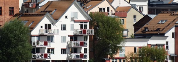 Bilden visar flerbostadshus i Järlasjö i Nacka kommun.