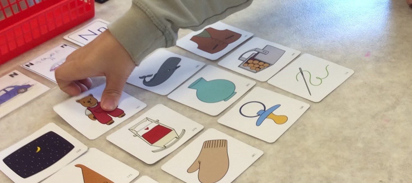 Barn som spelar ordspel