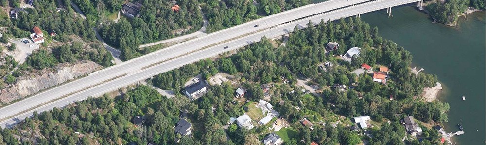 Flygbild över området och motorvägsbron